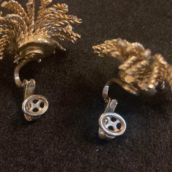 Vintage Bergere Gold and Rhinestone Clip on Earrings. - Picture 6 of 7